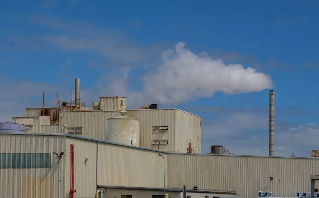 Büyük bir sanayi tesisinin bacaları ve atık gaz tahliye hattı
